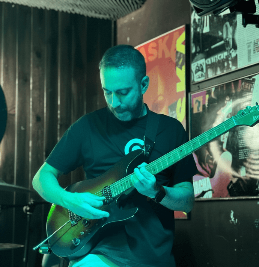 Aldo Troccoli a la guitarra